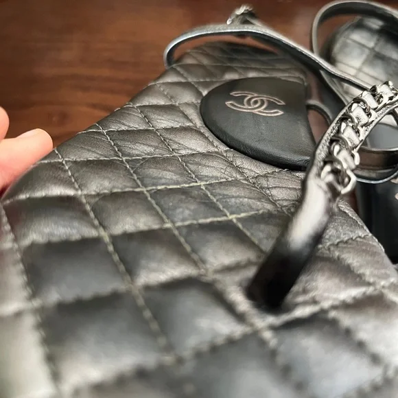 CHANEL Black Quilted Sandals Slip-On Comfort - Picture 4 of 10